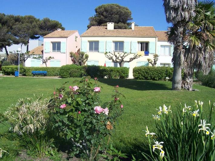 Location de vacances pour 4 personnes, avec Balcon et Terrasse ainsi que Jardin et Piscine à Mèze