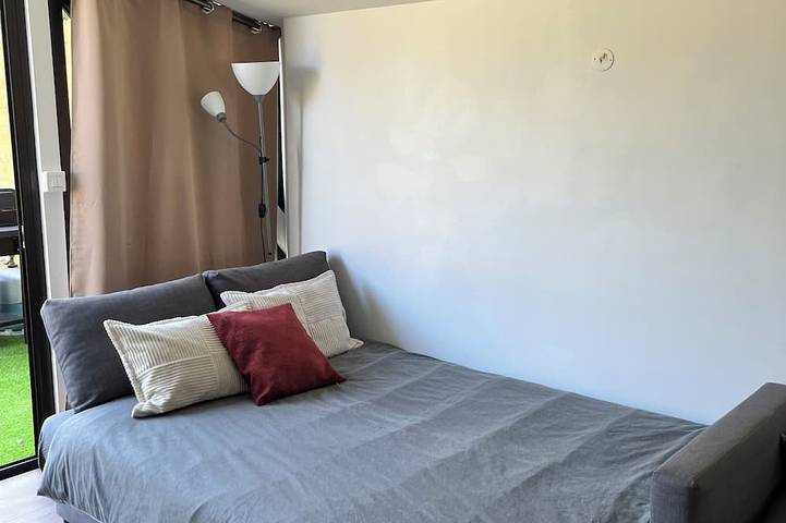 Apartamento entero, Air-conditioned studio on the banks of the Loir River with a pool. Pets allowed. in La Flèche, Sarthe