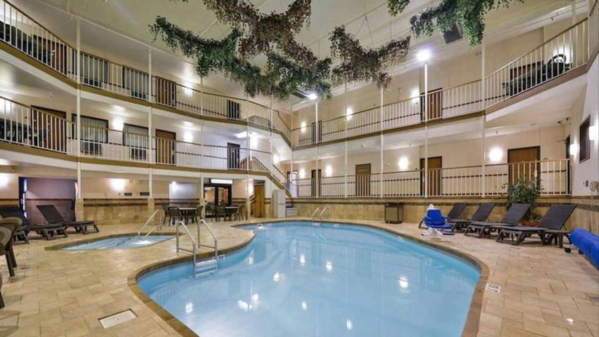 Hôtel pour 3 personnes, avec jacuzzi et piscine, animaux acceptés à Minot - 3