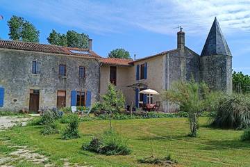 Agriturismo pour 9 personnes, avec piscine ainsi que jardin et jacuzzi à Aulnay