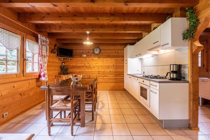 Chalet 'Mitoyen 4 Personnes' avec vue sur les montagnes, terrasse privée et Wi-Fi in Alex (Annecy), Région d'Annecy