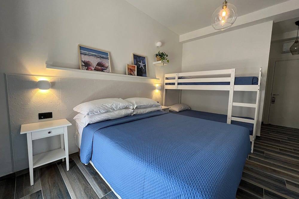 Fronte mare Rooms,camera vista mare con terrazzino privato in Marina di Camerota, Camerota