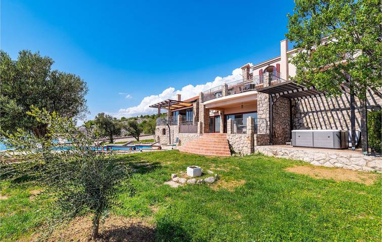 Cozy 1.5km to Beach: 350sqm Apartment with Pool and Parking in Lukovo Šugarje, Kvarn land