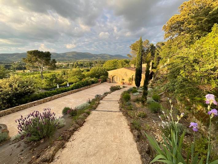 Chambre d’hôte pour 4 personnes, avec terrasse et vue ainsi que piscine et jardin, animaux acceptés à Lourmarin - 4