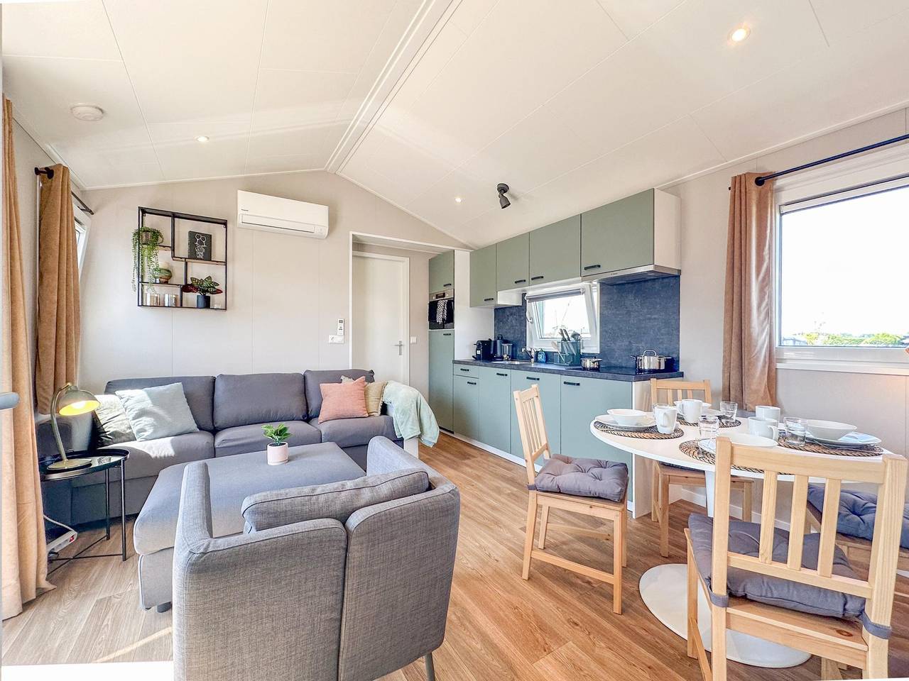 Modern chalet aan het water, met airco en terras in Breukelen, Groene Hart