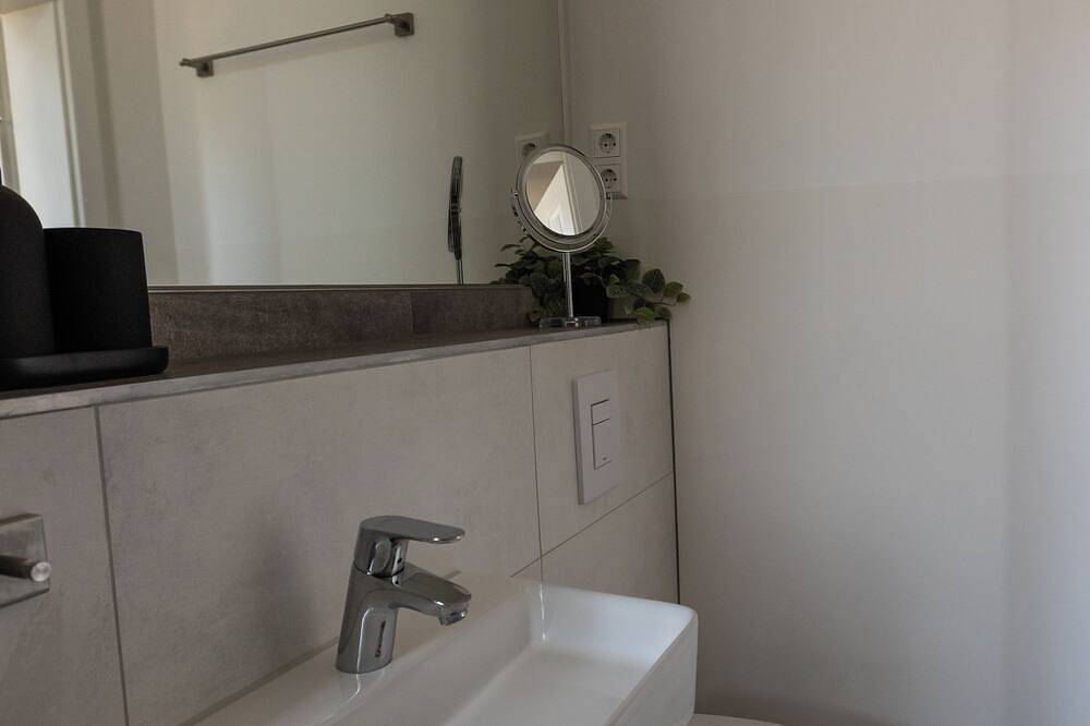 Appartamento intero, Charming studio with Ac, balcony and view of the Castle - Walk to Everything. in Altstadt (Heidelberg), Heidelberg