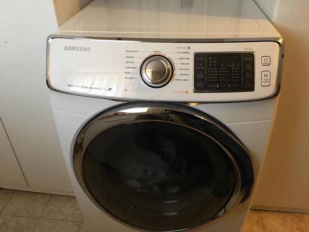 Stoney Fork Paradies auf dem Creek!- Eigene Hot Tub, Kamin, Romantisch, Kostenloses Wifi, Haustiere erlaubt in Blue Ridge Parkway, Buncombe County