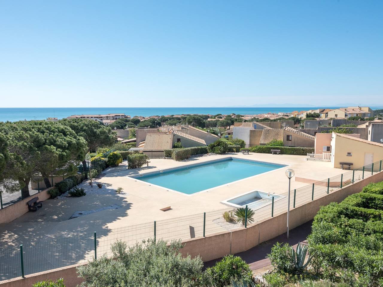 Pavillon T2 Mezzanine - Climatisation - Véranda - Parking - Piscine - 6 Pers in Saint Pierre la Mer, Fleury