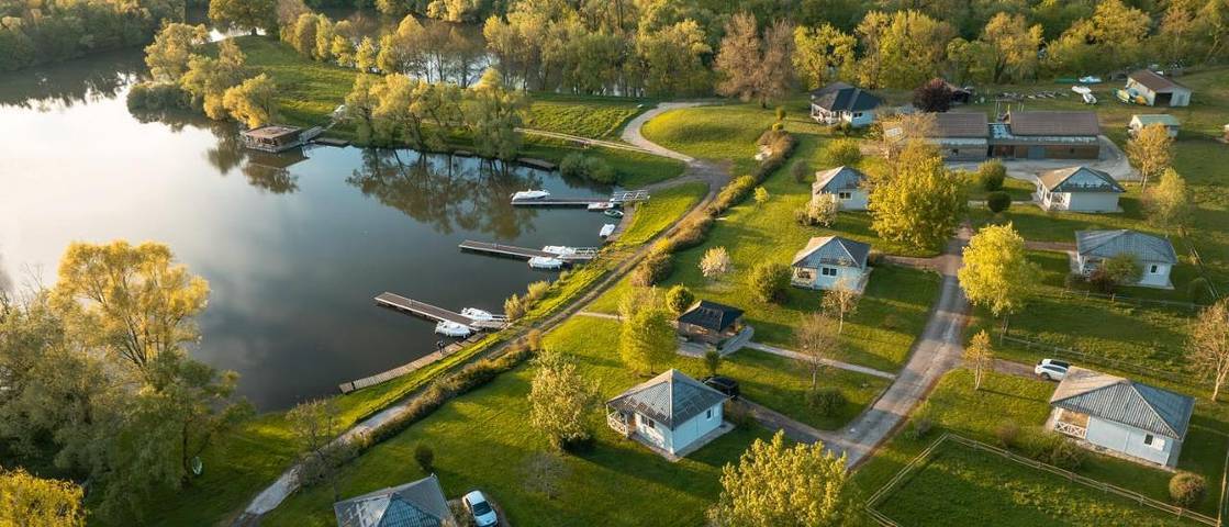 Maison de campagne pour 4 personnes, avec jardin ainsi que vue sur le lac et vue, animaux acceptés à Traves (homonymie)
