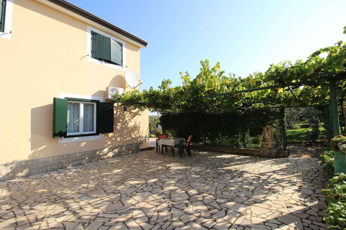 Geheel vakantieappartement, Vakantiewoning op een groene en rustige locatie  in Novigrad, Mareda