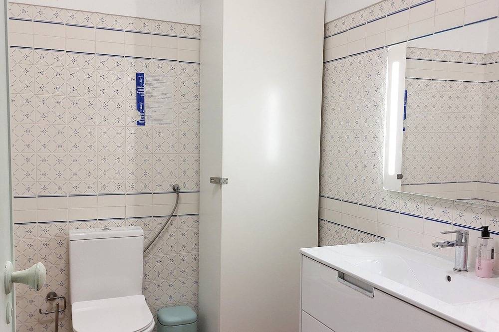Apartamento inteiro, Apart T1 em hotel com piscina e jardim. Internet.4 pessoas, independente. Novo in Albufeira, Distrito de Faro