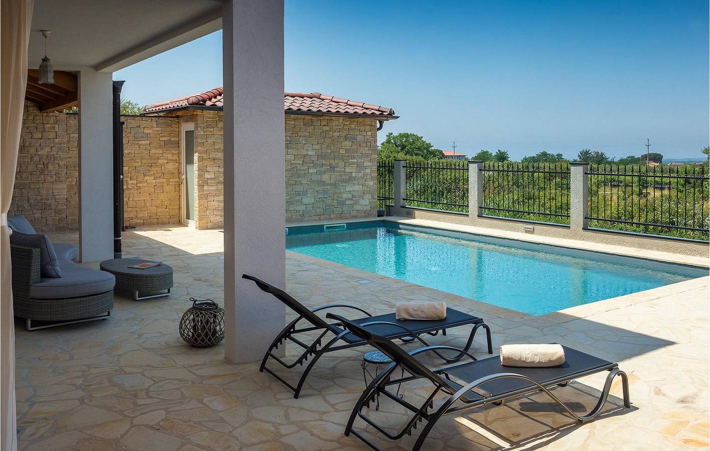 Moderne 180 m² große Wohnung mit Pool, WLAN und Parkplatz in der Nähe von Restaurants und dem Stadtzentrum in Gedići, Tar-Vabriga