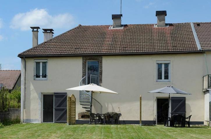 Location de vacances pour 3 personnes, avec jardin et vue à Pont-de-Poitte - 3