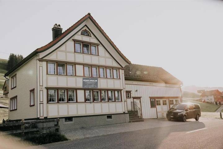 Ferienhaus für 12 Personen, mit Terrasse und Garten sowie Ausblick in Schwende