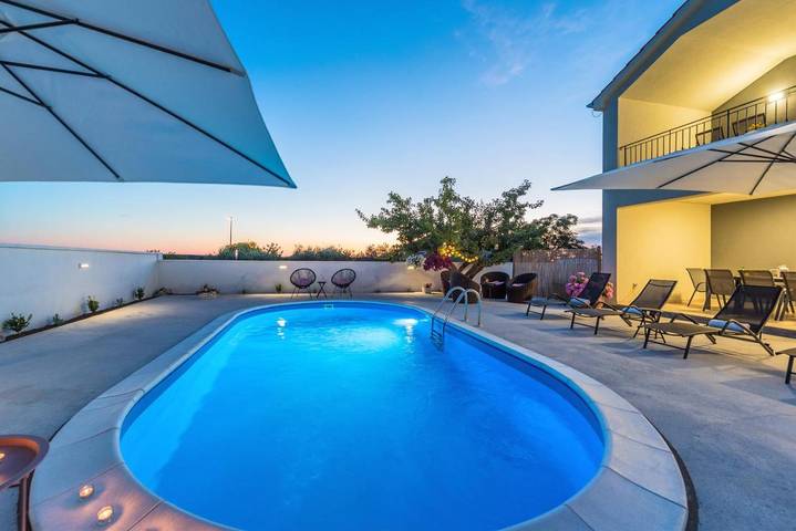 Ferienhaus für 10 Personen, mit Balkon und Terrasse sowie Garten und Pool