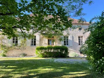 Gîte pour 14 personnes, avec jardin et terrasse à Belvèze