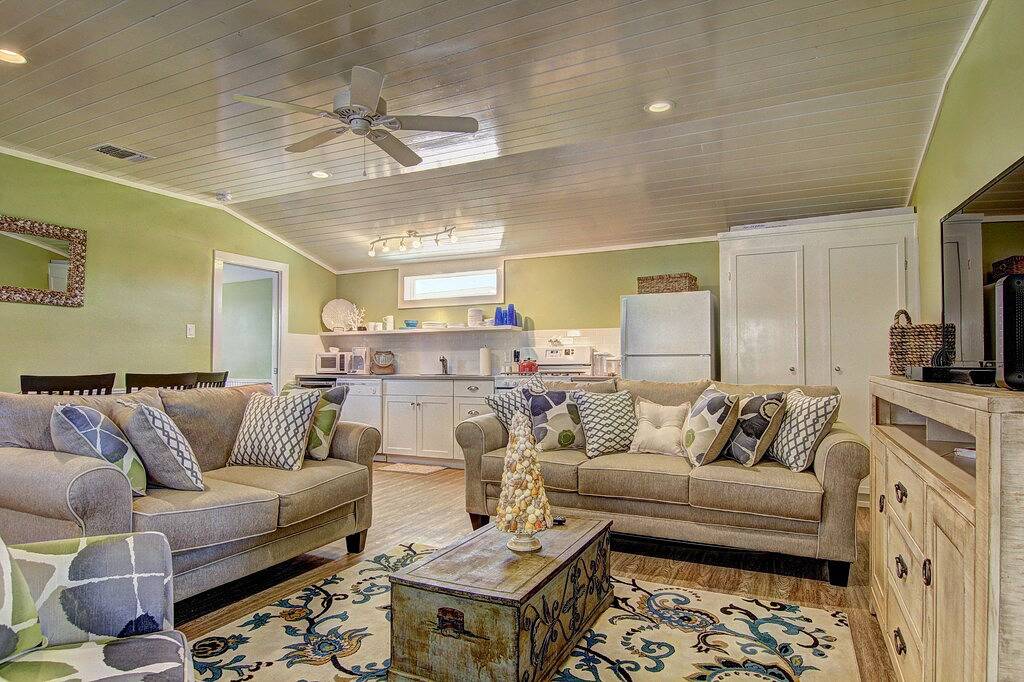 Charmantes Ferienhaus, jedes mit eigenem Bad! Kurzer Fußweg zum Strand! in Port Aransas, Mustang Island