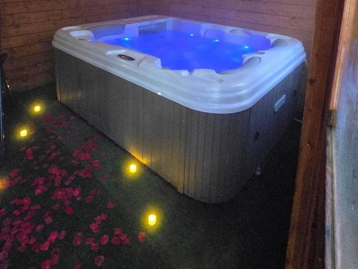 Location de vacances pour 3 personnes, avec jardin et jacuzzi à Courset