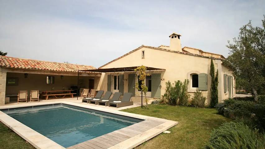Location de vacances pour 9 personnes, avec piscine et jardin à Eygalières
