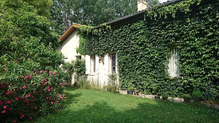 Guest Room “La Lagune” with Shared Terrace, Private Garden and Wi-Fi in Saint-André-de-Cubzac, Blaye region