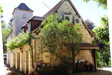 Location de vacances pour 5 personnes, avec jacuzzi et jardin ainsi que piscine et terrasse, animaux acceptés à Lacave