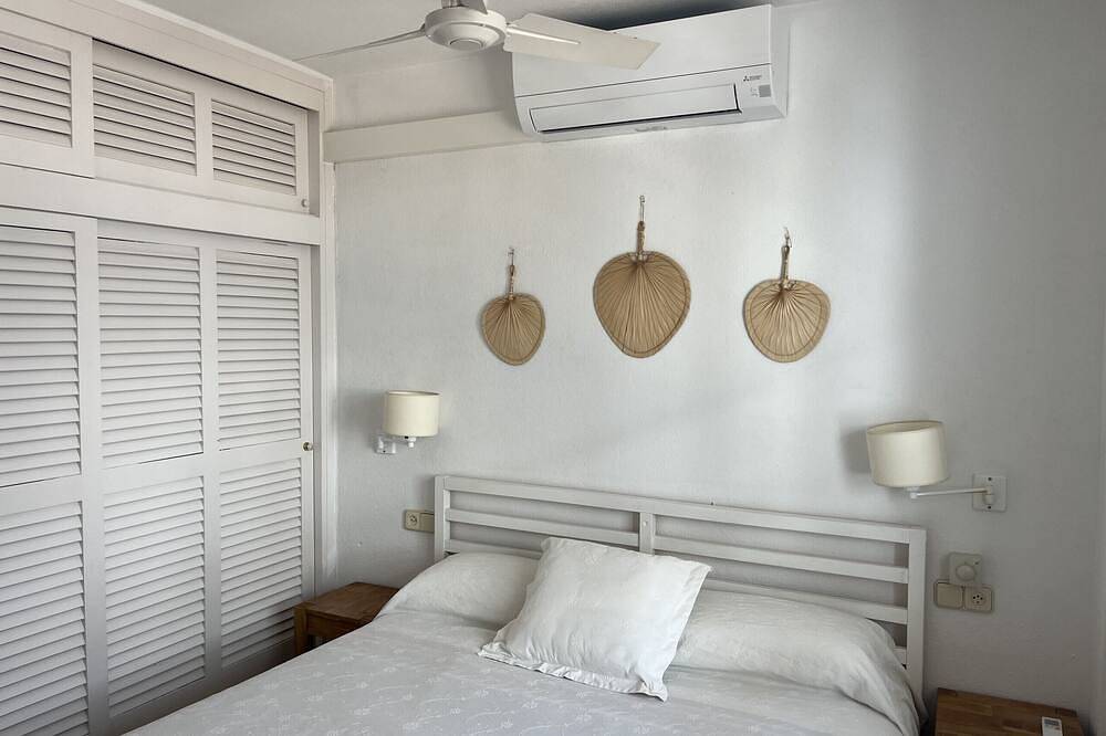 Apartamento entero, Vistas. Zona de baño en el mar. Piscina in Fornells, Es Mercadal