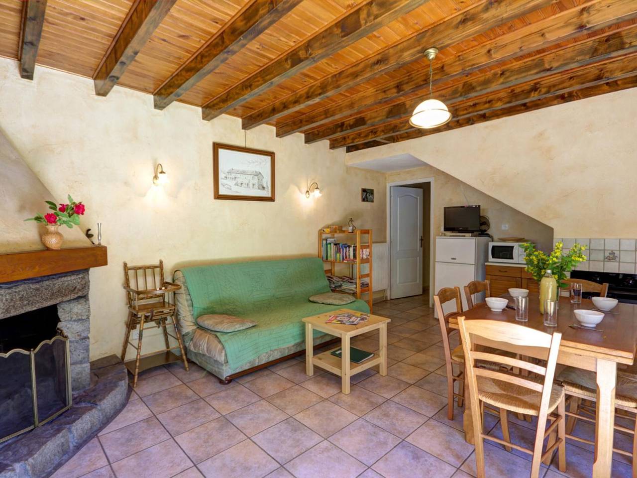 Gîte spacieux avec cheminée et terrasse en forêt, animaux acceptés in La Versanne, Parc Naturel Régional du Pilat