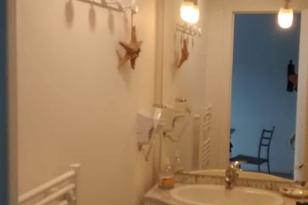 Entire apartment, Bright apartment 200m from the sea and coastal path in Île-Tudy, Côte de Cornouaille