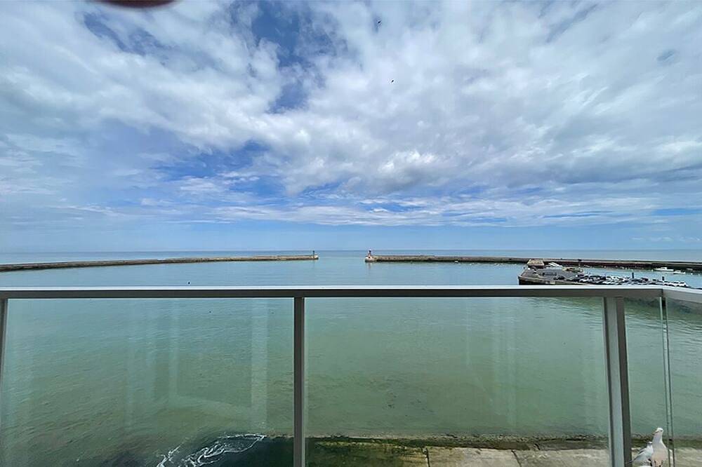Entire apartment, Windows And Balcony Over The Sea - Cap Mer is a 100m2 penthouse apartment. in Port-en-Bessin-Huppain, Bayeux region