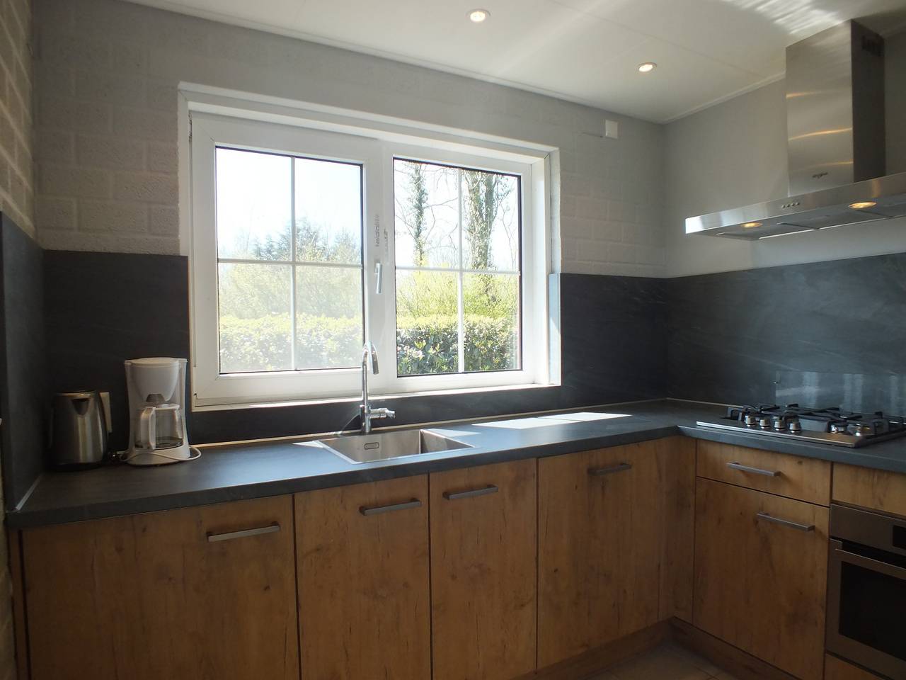 Spacious 20-bed family home with 10 bedrooms, 2 kitchens and lots of privacy in Hengstdijk in Flandes zelandés