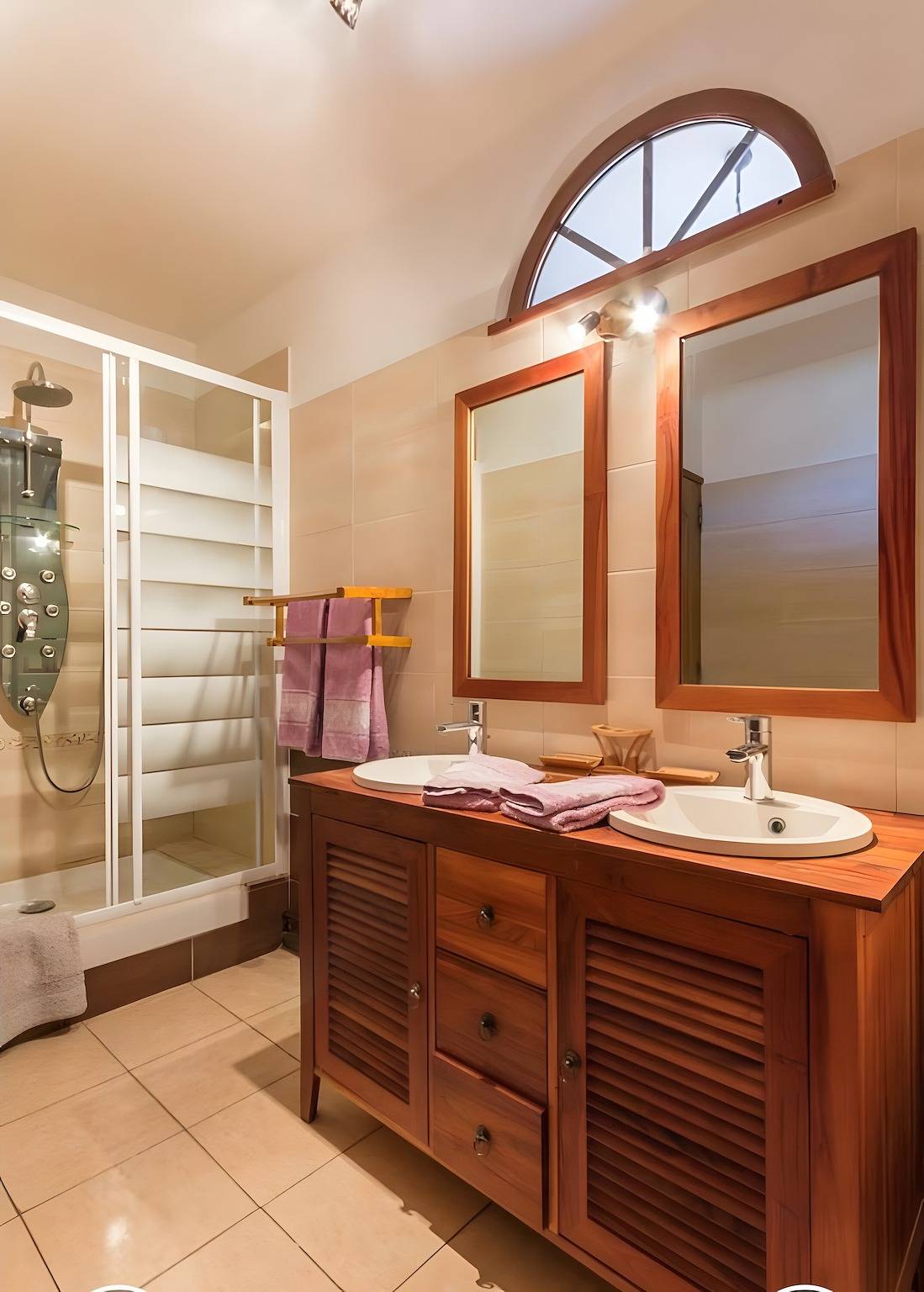 Chambre d’hôtes « Chambre Tulipes » avec jardin partagé et Wi-Fi in Coulombs, Moulins en Bessin