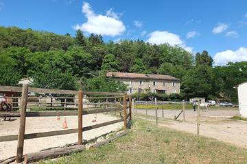 Gîte pour 9 personnes, avec piscine à Les Salelles