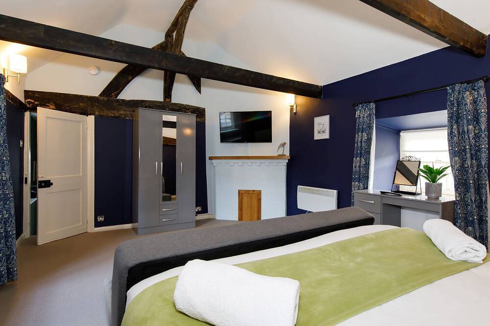 Entire apartment, Canon Gate , Chichester Cathedral  - sleeps 4 guests  in 2 bedrooms in Chichester, West Sussex