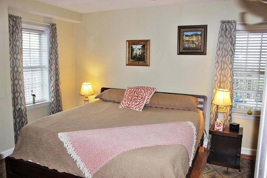 Ganze Wohnung, Palm Cove ~ Nur wenige Schritte von der Center Street mit Blick auf den Fluss und den Pool entfernt in Folly Beach, Charleston County