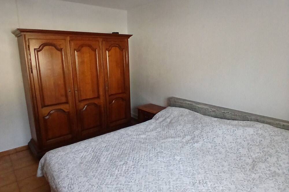 House with garden in a village in Provence, very popular with tourists. in Istres, Istres region