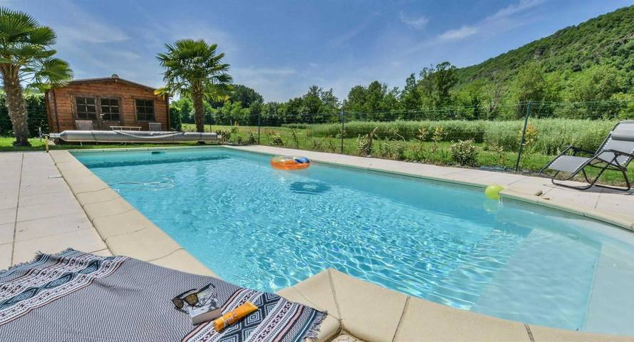 Gîte pour 6 personnes, avec terrasse ainsi que piscine et jacuzzi, animaux acceptés