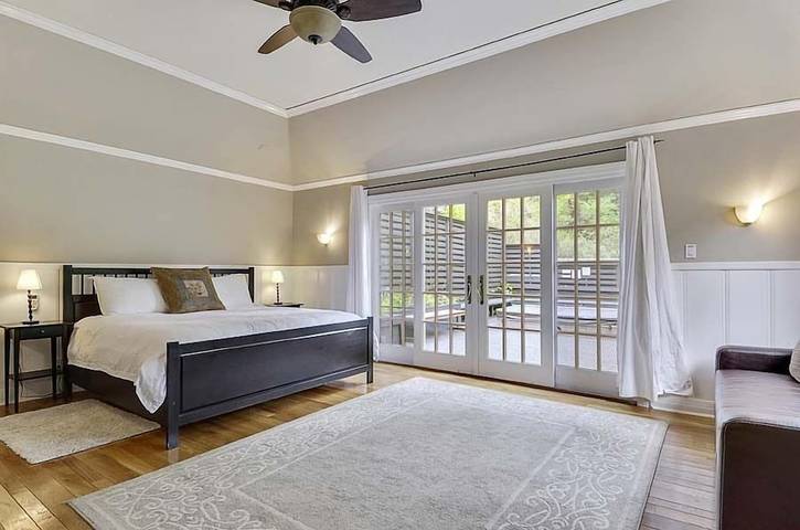 Vacation rental for 12 people, with yard and hot tub as well as terrace in Guerneville