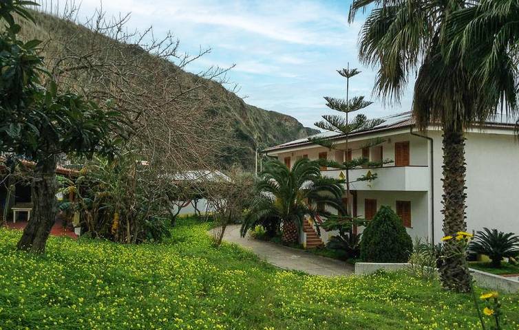 Appartement de vacances entier, Appartement en bord de mer avec cuisine et parking, près du centre de Santa Maria in Faro Capo Vaticano, Ricadi (municipality)