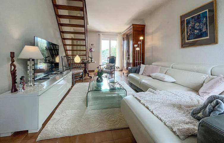 Cozy Apartment with Pool, WiFi & Parking, Near Rhone River in Roquemaure, Nimes region