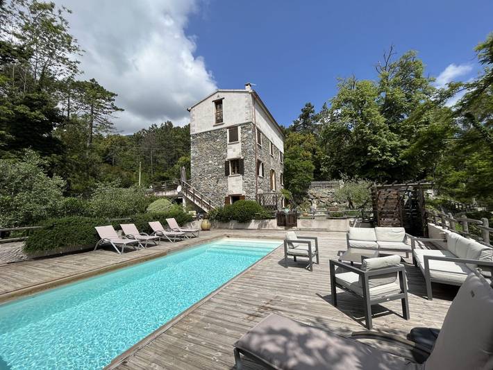 Gîte pour 14 personnes, avec piscine ainsi que terrasse et jardin