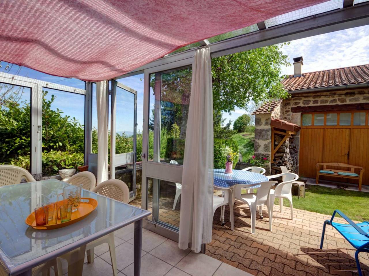 Gîte Bellevue à Marols pour 6 personnes avec charmante cour fermée in Marols, Montbrison