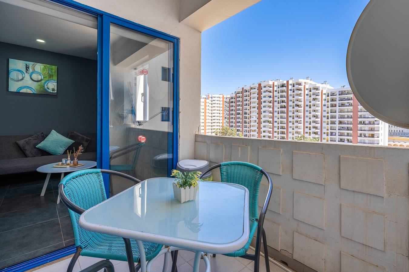 Entire apartment, Holiday Apartment 'Karol Vaz 3' with Shared Garden & Wi-Fi in Praia da Rocha, Portimão