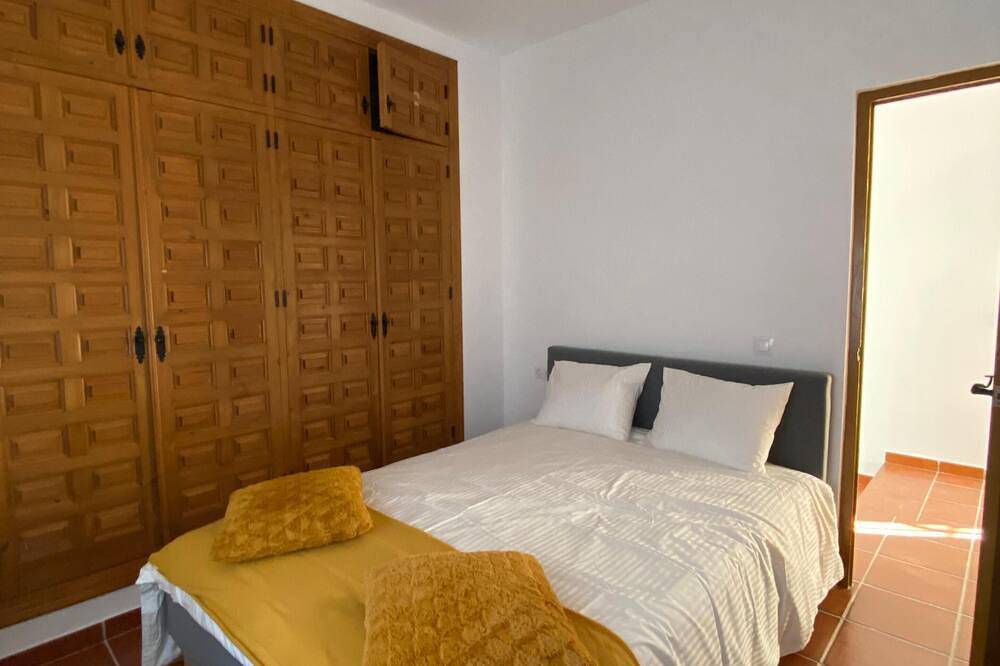 Spanish country house. Completely free, yet two restaurants within walking distance. in Comares, Málaga Province