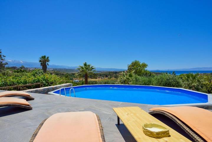 Ferienhaus für 5 Personen, mit Balkon und Whirlpool sowie Terrasse und Garten in Chorafakia