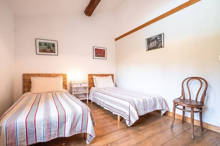 Gîte pour 4 personnes, avec terrasse ainsi que jardin et piscine à Arles - 2