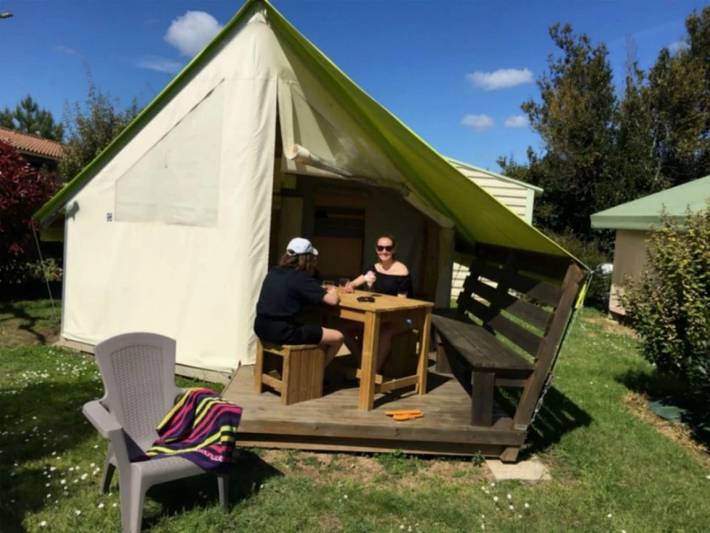 Tente pour 4 personnes, avec jardin et bassin pour enfant en Vendée