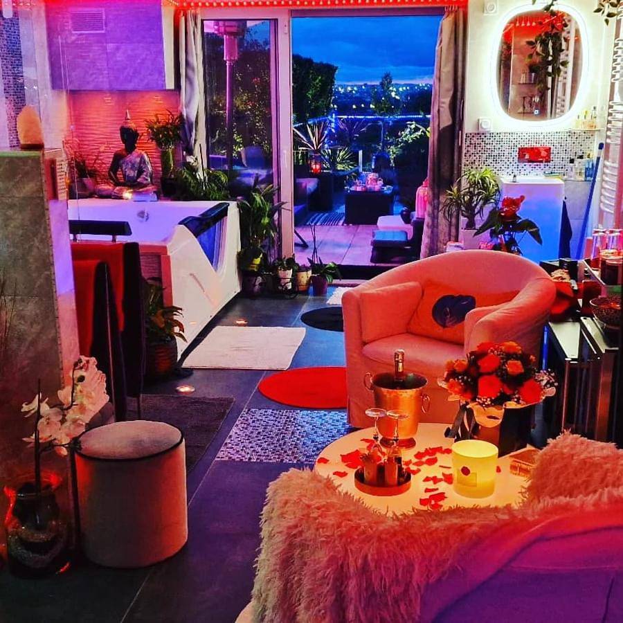 Spa de la Lune - Private love room suite with terrace and view - Air Conditioned- Double jacuzzi - Sauna - King size bed - Free Wifi - Free parking - Free breakfast - Close to Cdg airport and to the North of Paris in Clichy-sous-Bois, Seine-Saint-Denis