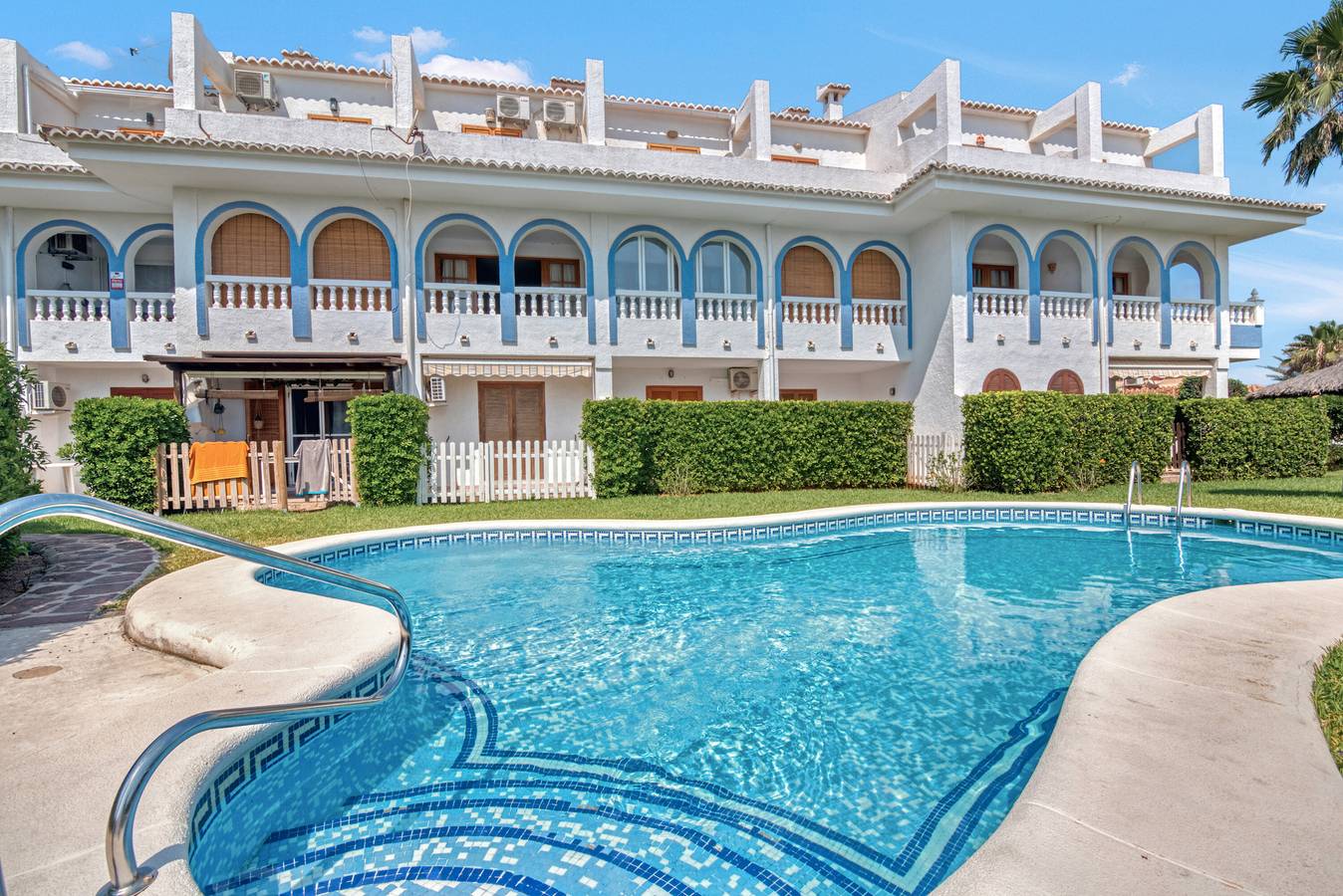 Apartamento entero, Apartamento 'Chill Beach' con piscina compartida, Wi-Fi y aire acondicionado in Almadraba, Costa Blanca