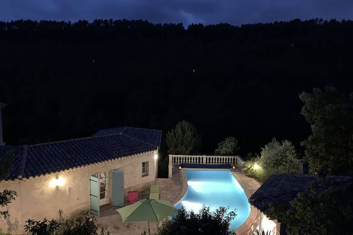 Location de vacances pour 11 personnes, avec jardin et balcon, animaux acceptés à Vins-sur-Caramy