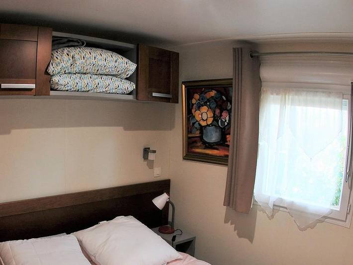 Camping Résidentiel La Pinède - Mobilheim 4 personen - Sumba Comfort – 2 Schlafzimmer, 32 m² – *Klimaanlage, Terrasse, Tv* in Castelnau-de-Guers, Mittelmeerküste (Frankreich)